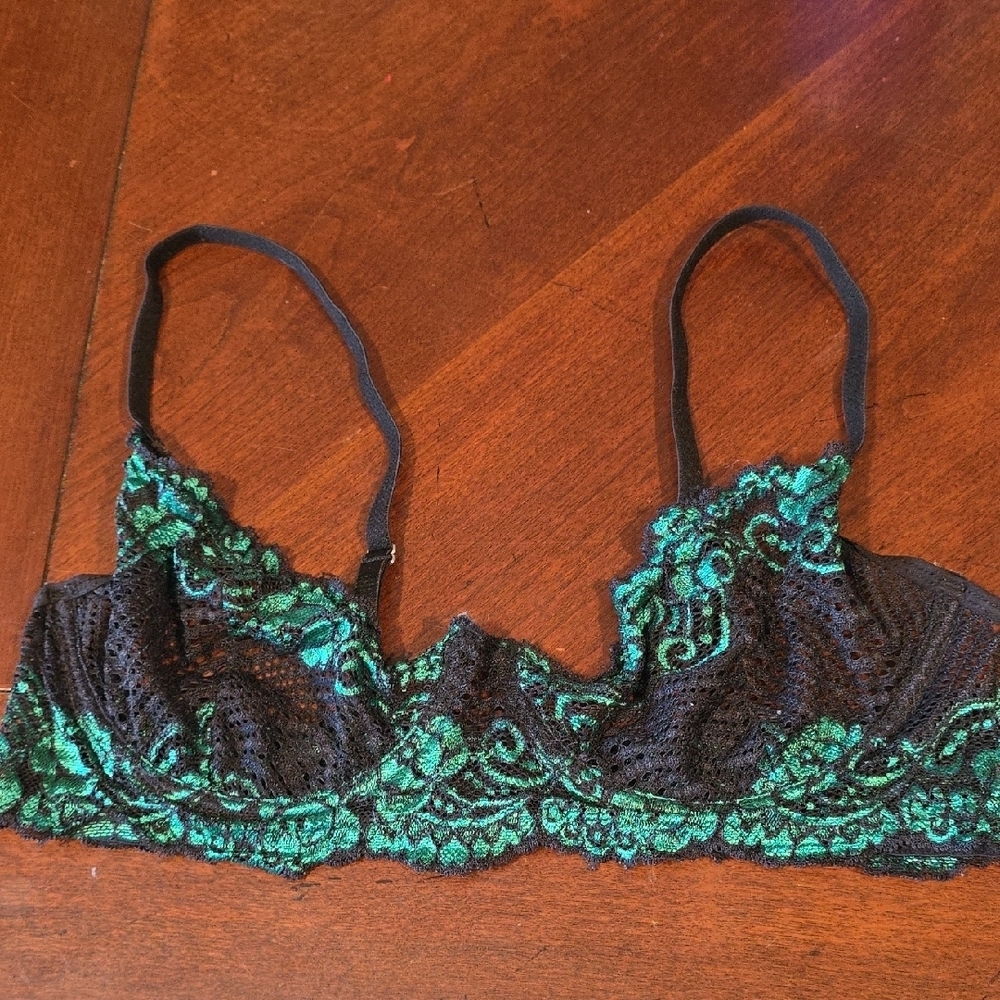 (J15) Source Unknown Black and Green Lace Bra with Underwire